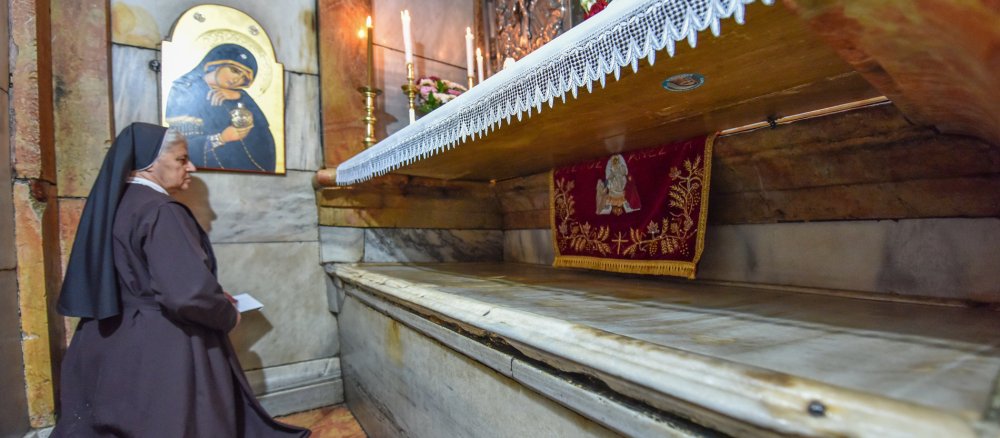 Eine Ordensschwester betet vor dem leeren Grab Jesu in der Grabeskirche in Jerusalem.