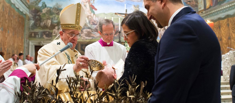 Papst Franziskus spendet einem Kind bei der traditionellen Messe am Fest "Taufe des Herrn" das Sakrament der Taufe.
