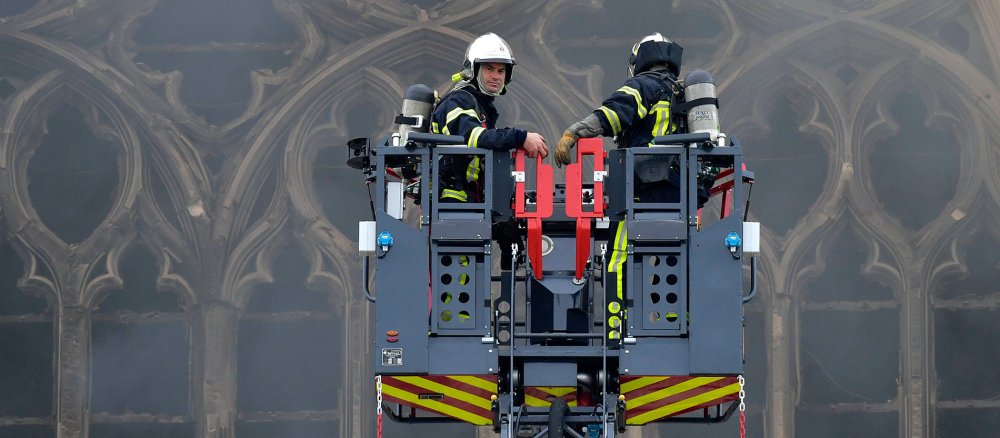 Feuer in der Kathedrale von Nantes: Zwei Feuerwehrleute auf einer Drehleiter