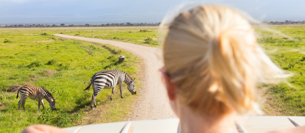 Eine Frau auf einer Safari.