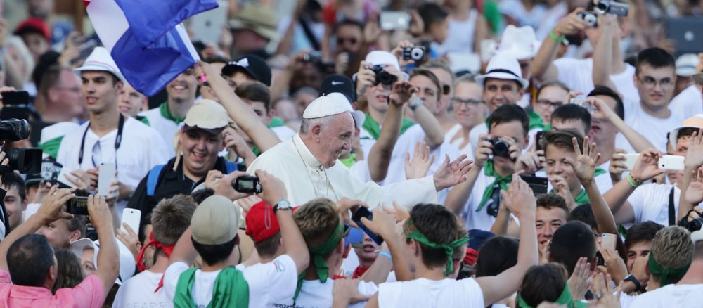 Papst Franziskus inmitten von Ministranten auf dem Petersplatz.