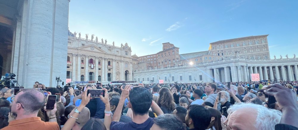 Der Petersplatz als der neue Papst bekannt wurde