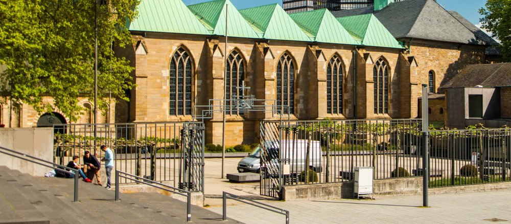 Der Essener Dom mit Vorplatz.