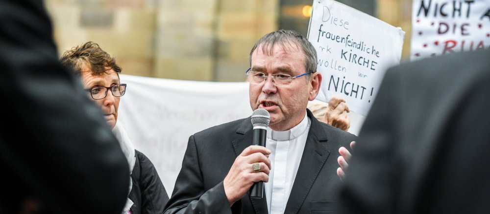 Der Essener Weihbischof Ludger Schepers bei einer Demonstration