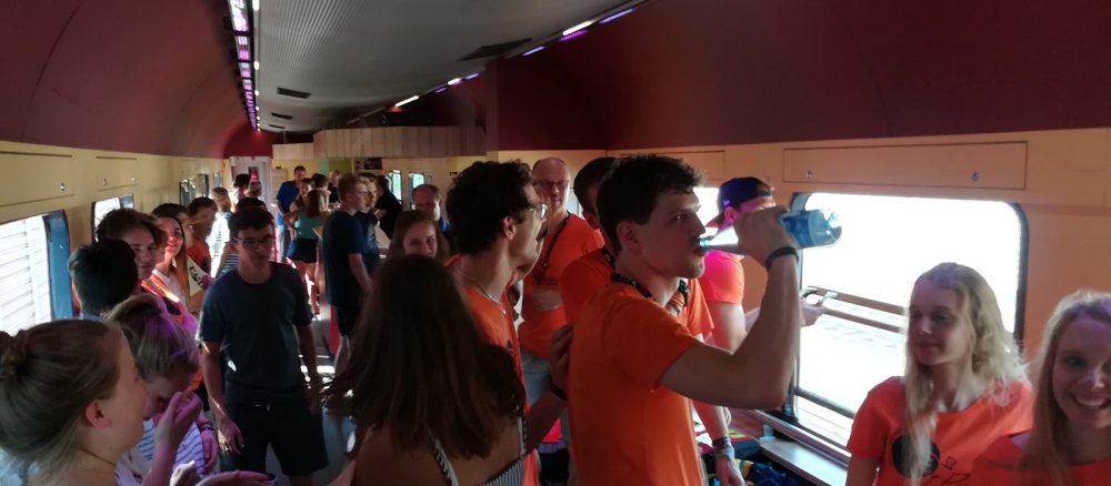 Im Sonderzug gibt es auch einen "Partywagen", im den getanzt werden darf.