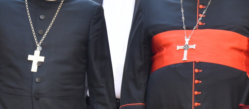 Die Brustkreuze von Bedford-Strohm, Ratsvorsitzender der Evangelischen Kirche in Deutschland, und Kardinal Marx, Vorsitzender der Deutschen Bischofskonferenz