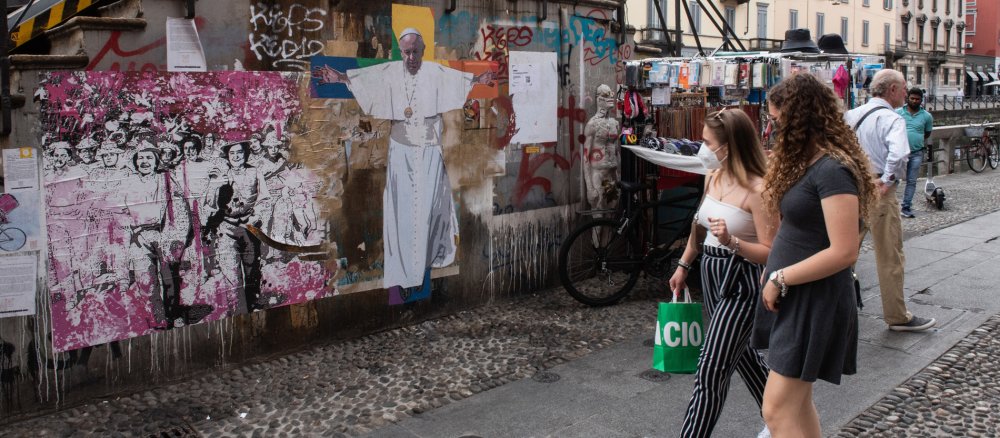 Graffito mit Papst Franziskus am Kreuz