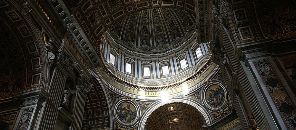 Die Kuppel des Petersdoms im Inneren der Kathedrale.