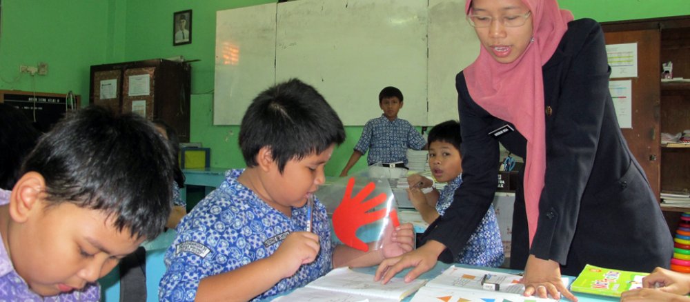 Die 24-jährige Lehrerin Khoirun Nisa unterrichtet am 12.02.2013 in Jakarta (Indonesien) in der dritten Klasse einer Grundschule.