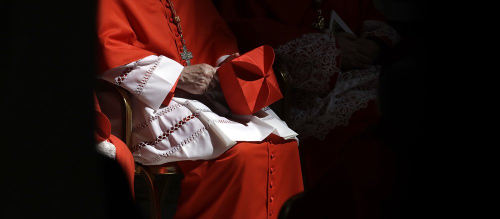 Ein Kardinal bei der Feier eines Gottesdienstes im Petersdom.