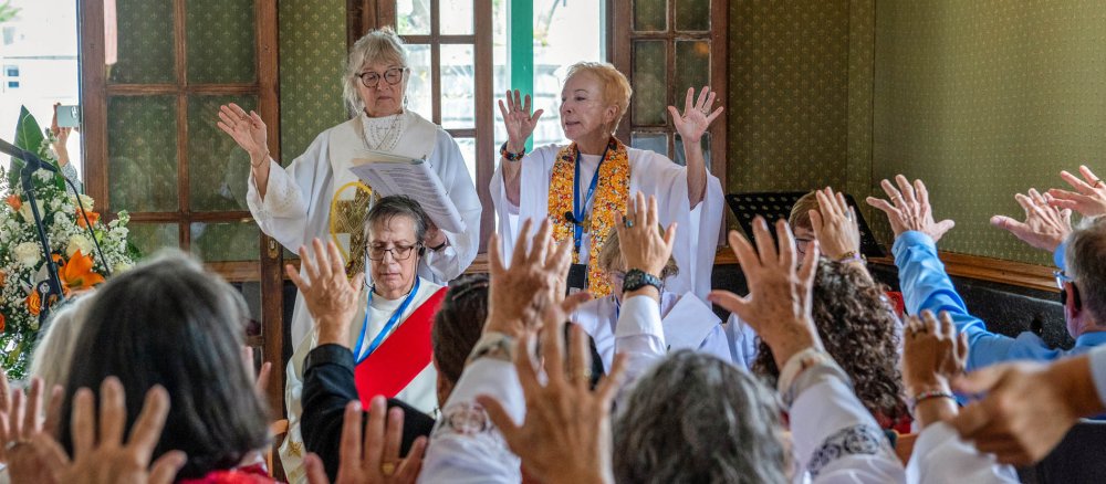 Teilnehmerinnen feiern bei einer als Priesterinnenweihe deklarierten Zeremonie