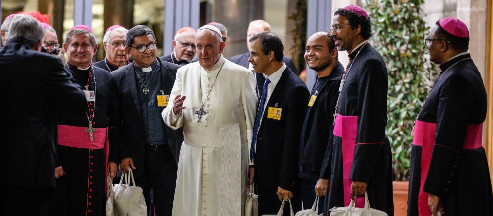 Papst Franziskus mit Teilnehmern zum Abschluss der Amazonas-Bischofssynode am 26. Oktober 2019 im Vatikan.