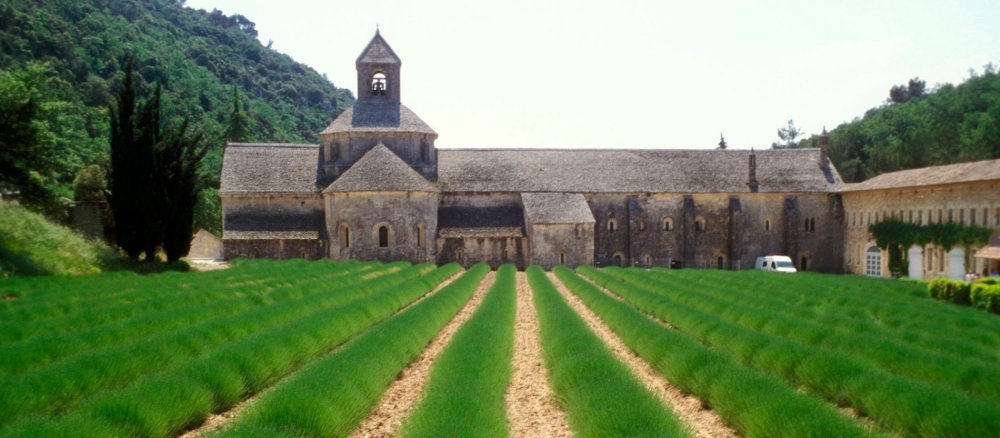 Eine mittelalterliche Kirche mit dicken Mauern und wenigen Fenstern