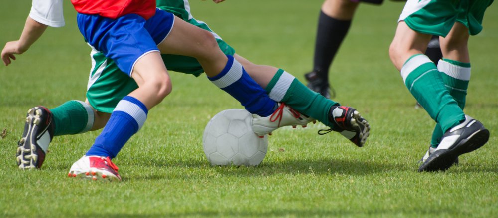 Fußballspieler kämpfen um den Ball.