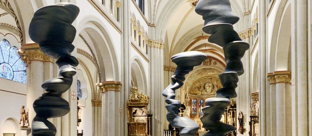 Moderne Skulpturen stehen im Bonner Münster