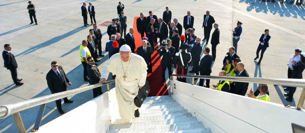 Papst Franziskus steigt in ein Flugzeug, um am 6. Juni 2015 nach Sarajevo zu reisen