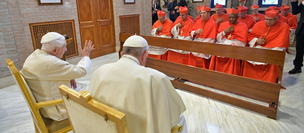 Papst emeritus Benedikt XVI. segnet die neuen Kardinäle des Jahres 2019
