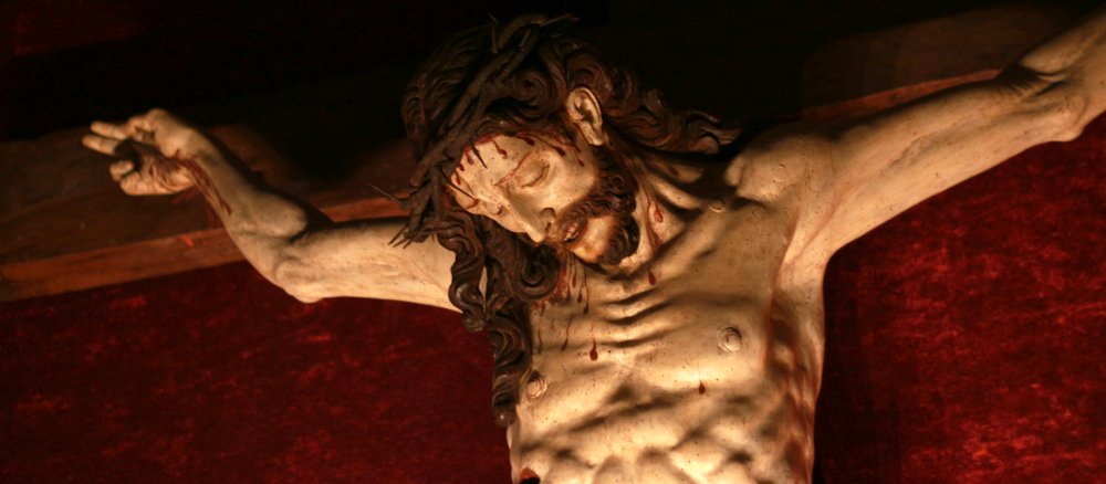 Ein gekreuzigter Christus hängt an einem Kruzifix in der Jesuitenkirche Il Gesu in Rom.
