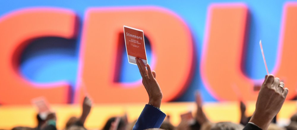 Die Deligierten des CDU-Bundesparteitags 2015 während einer Abstimmung.