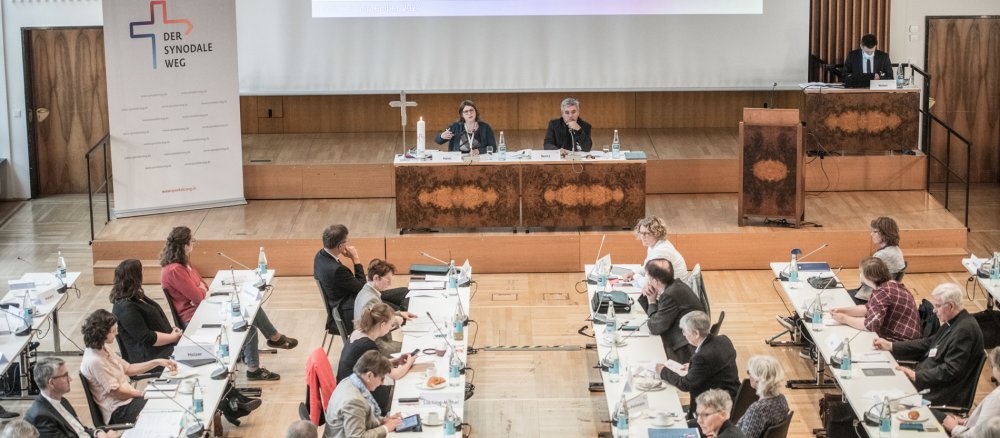 Synodale bei einem Treffen der Regionenkonferenz des Synodalen Wegs