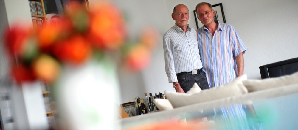 Ein homosexuelles Paar in seiner Wohnung