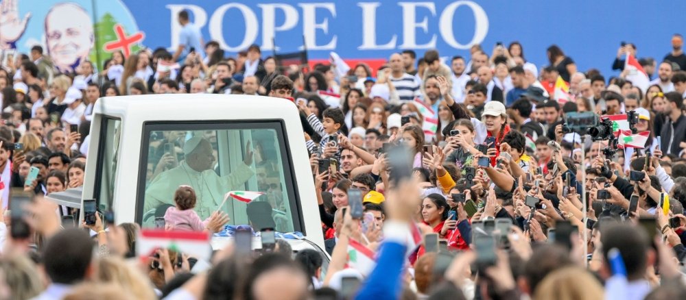 Papst Leo XIV. grüßt die Menschen vom Papamobil aus in Beirut