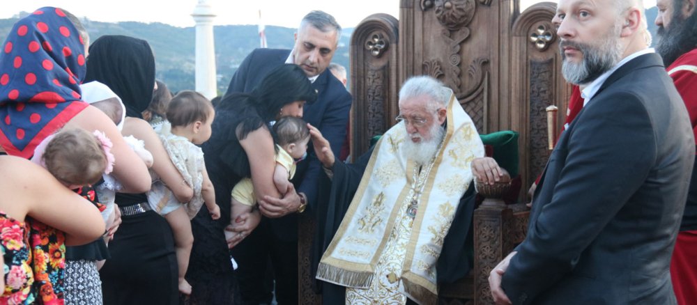Der georgische Patriarch Ilia II. segnet Kinder, die bei einer Massentaufe getauft wurden.