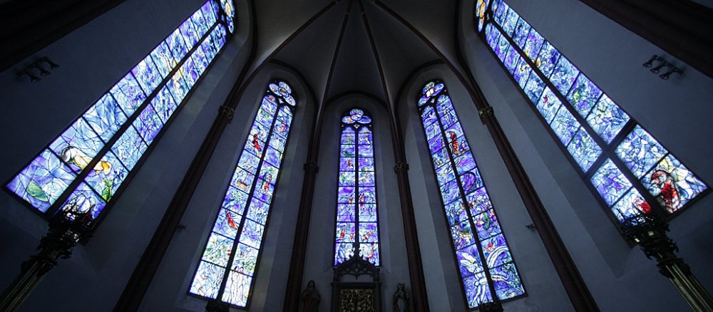 Die Chagallfenster in der Stephanskirche in Mainz.