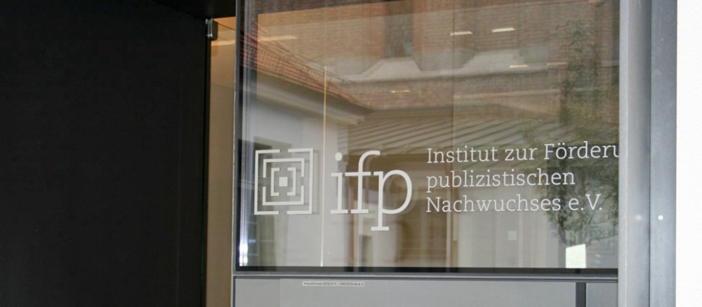 Die Eingangstür des Instituts zur Förderung publizistischen Nachwuchses (ifp) in München.
