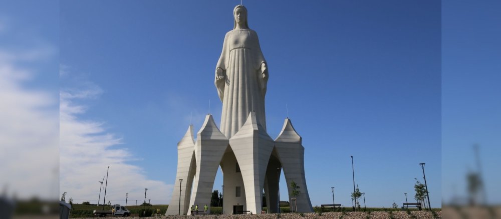 Die Statue aus beton steht auf einer Krone aus Beton.