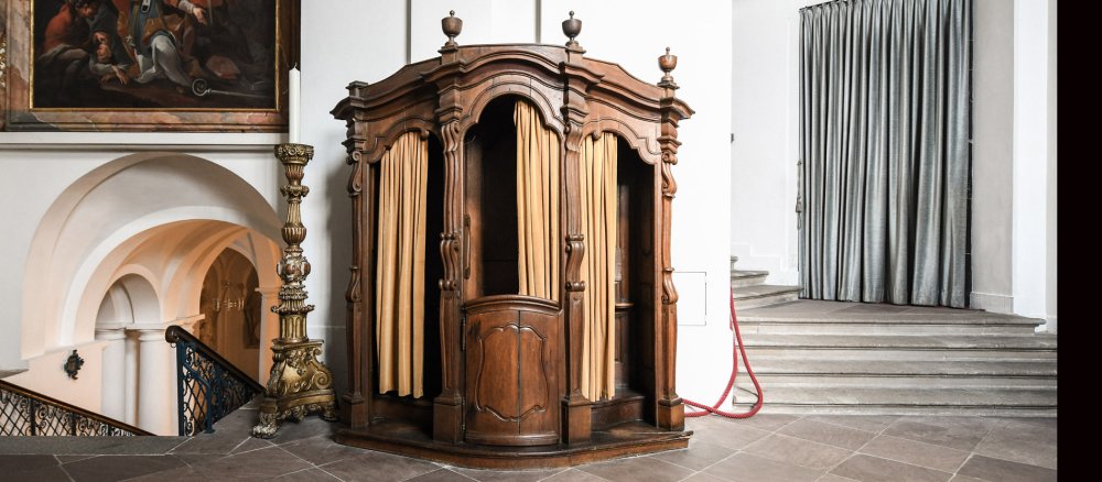 Ein Beichtstuhl im Fuldaer Dom.