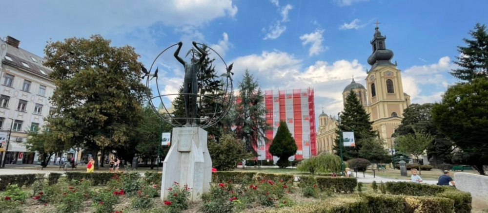 "Monument All Man Multicultural" von Francesco Perilli in Sarajevo