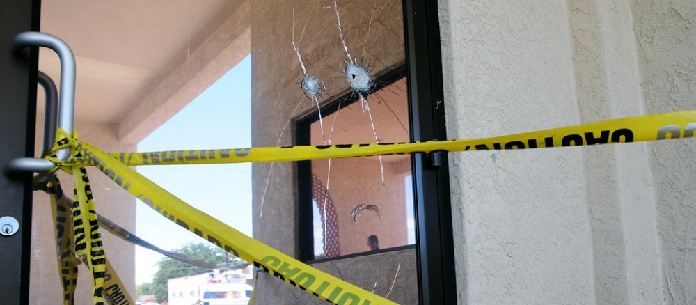 Nach einer Explosion vor der katholischen Kirche "Holy Cross" in Las Cruces, New Mexico, sind in der Glastür Löcher zu sehen.