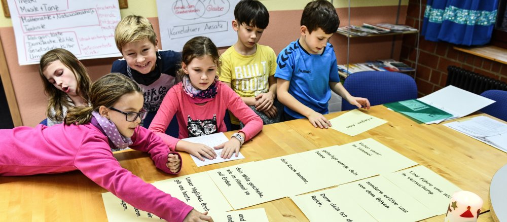 Kinder in einer Gruppenstunde zur Kommunionvorbereitung