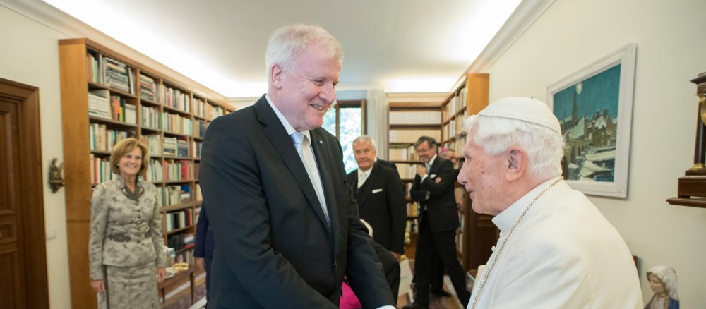 Horst Seehofer begrüßt den emeritierten Papst Benedikt XVI.