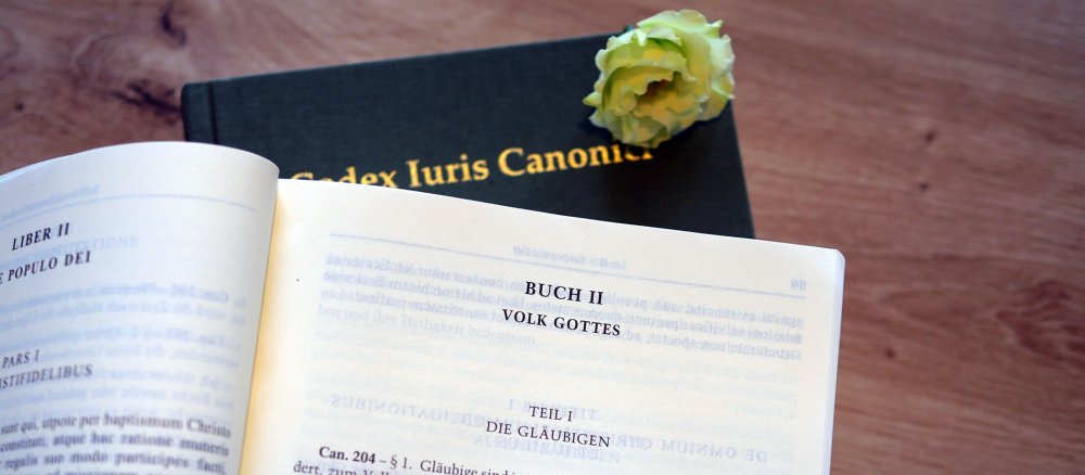 Der CIC aufgeschlagen auf den Beginn von Buch 2 zum Volk Gottes
