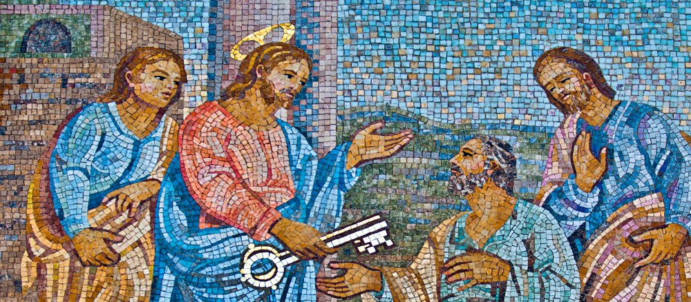 Ein Mosaik, auf dem Jesus dem knieenden Petrus zwei Schlüssel übergibt.