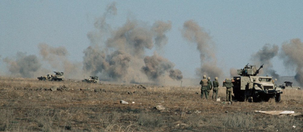 Auf einer steppenartigen Landschaft stehen Panzer, es gibt Explosionen-