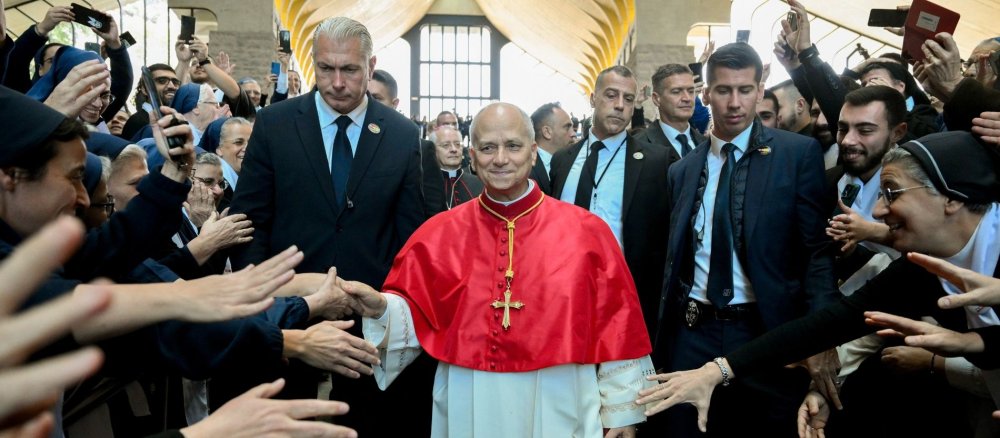 Papst Leo XIV. geht durch eine Menschenmenge