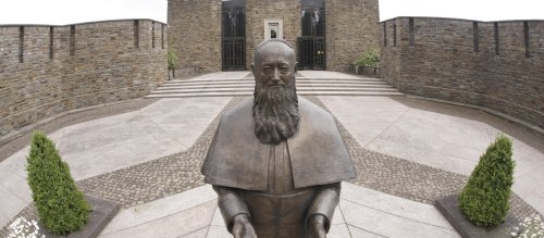 Bronzestatue von Pater Josef Kentenich, dem Gründer der internationalen Schönstatt-Bewegung, vor dem Pater-Kentenich-Haus in Vallendar, Rheinland-Pfalz.