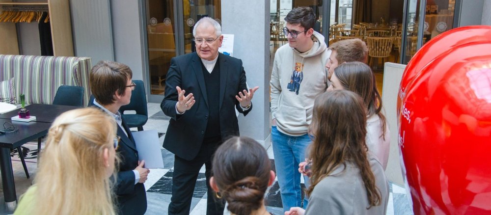 Vertreter der Initiative offen.katholisch haben 2023 die Petition „Liebeserklärung an eine Kirche für alle“ an Bischof Heinrich Timmerevers und die DBK-Generalsekretärin Dr. Beate Gilles übergeben.