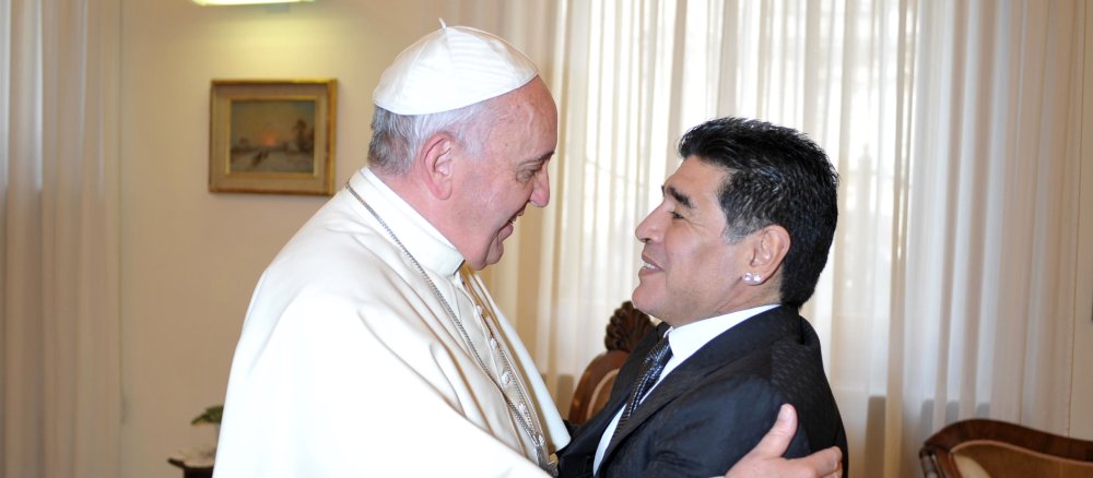 Papst Franziskus und Diego Maradona umarmen sich. Am 4. September 2014 hat der Papst die argentinische Fußball-Legende im Gästehaus Santa Marta im Vatikan empfangen