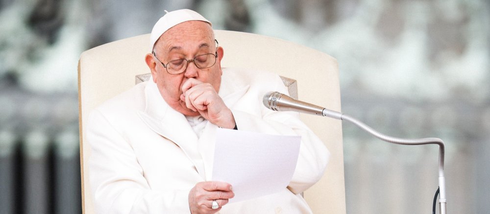 Papst Franziskus hustet