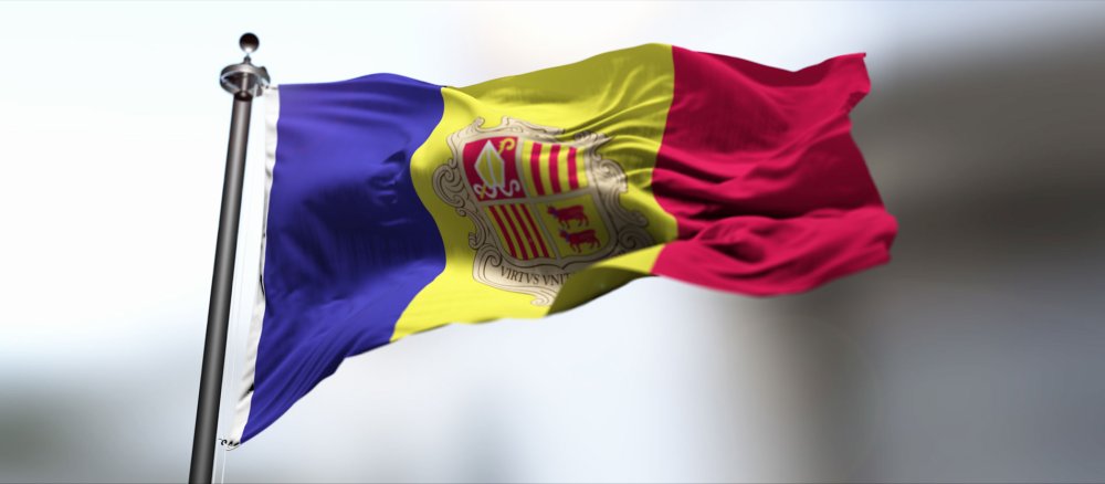 Die Flagge von Andorra im Wind
