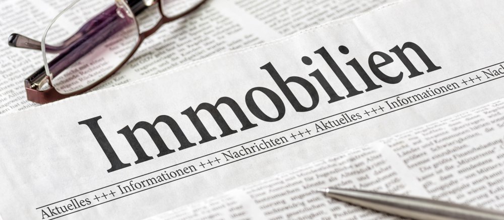 Zeitung mit der Überschrift "Immobilien".