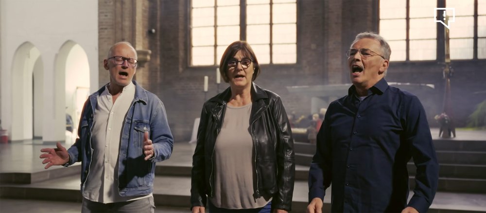Das Trio Ruhama singt das Lied "Wenn der Vorhang zerreißt" in einer Kirche