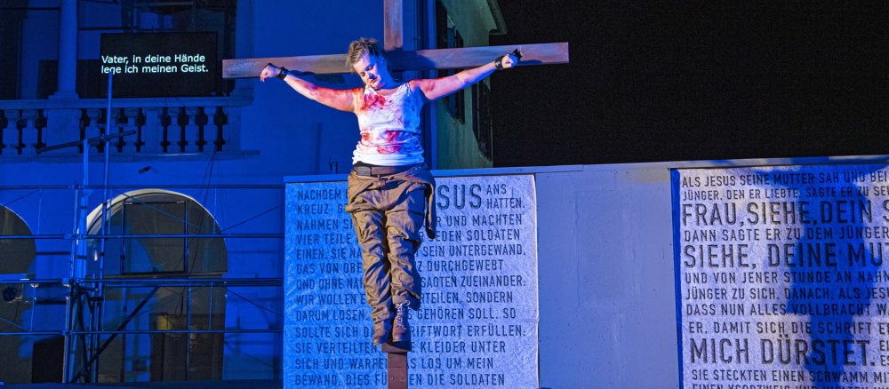 Jesus als Frau am Kreuz