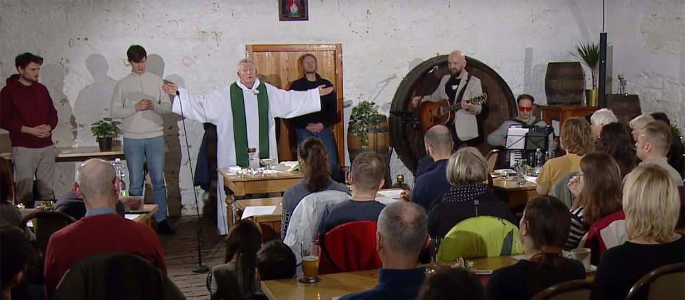 Priester Marek Vácha zelebriert in einer Klosterkneipe