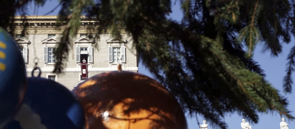 Papst Franziskus betet den Angelus über dem adventlich geschmückten Petersplatz.