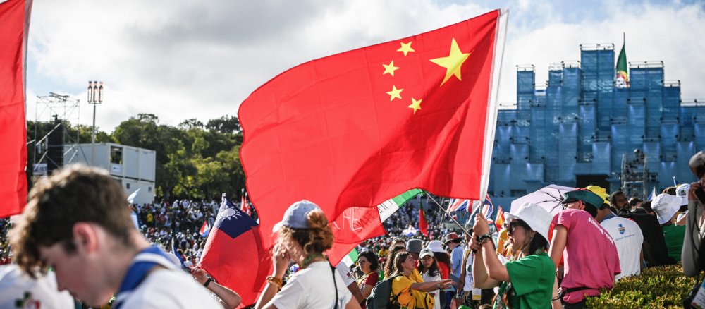 Junge Menschen schwenken beim Weltjugendtag eine China-Flagge